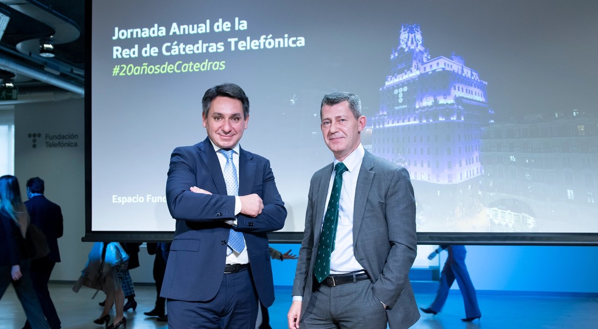 De drcha. a izda. : Nicolas Oriol, Secretario General y director de Regulación de Telefónica España, y Antonio Bengoa, director de Relaciones Institucionales de Telefónica España