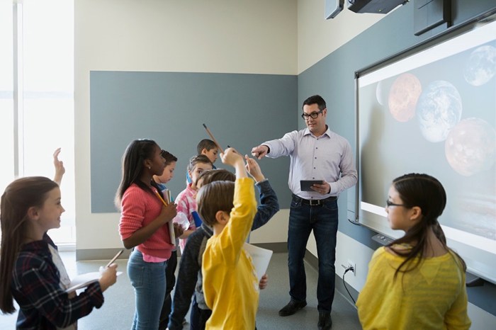 Niños preguntando en clase