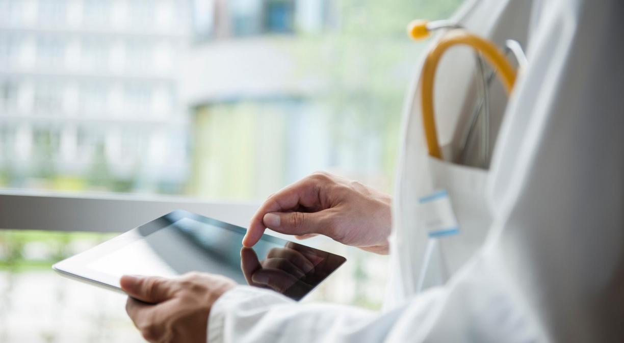 Imagen de un médico con una tablet