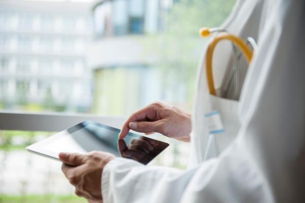 Imagen de un médico con una tablet