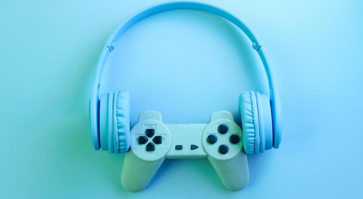 Imagen cascos y mando gamer