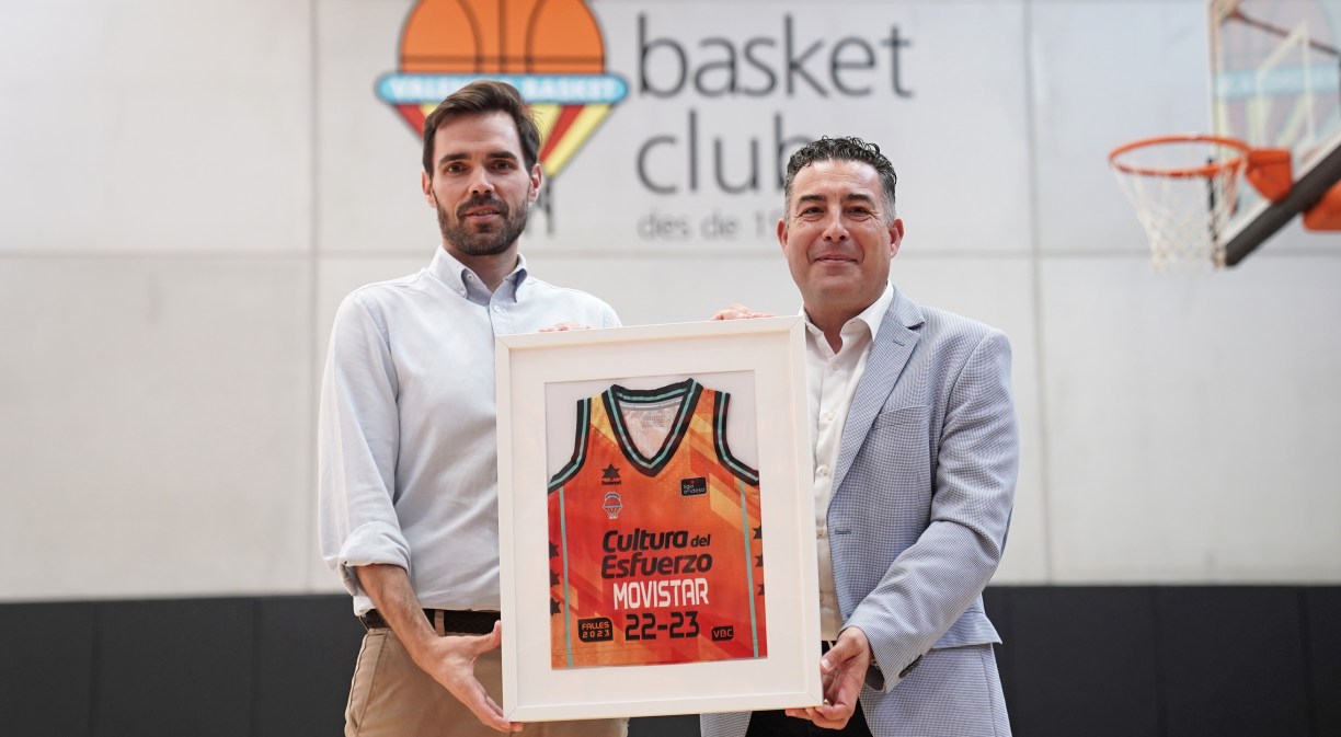 Fotografía José Manuel Plaza, director territorial de Telefónica en la Comunitat Valenciana, y Enric Carbonell, director general del Valencia Basket.