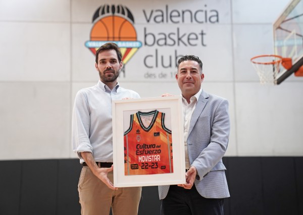 Fotografía José Manuel Plaza, director territorial de Telefónica en la Comunitat Valenciana, y Enric Carbonell, director general del Valencia Basket.