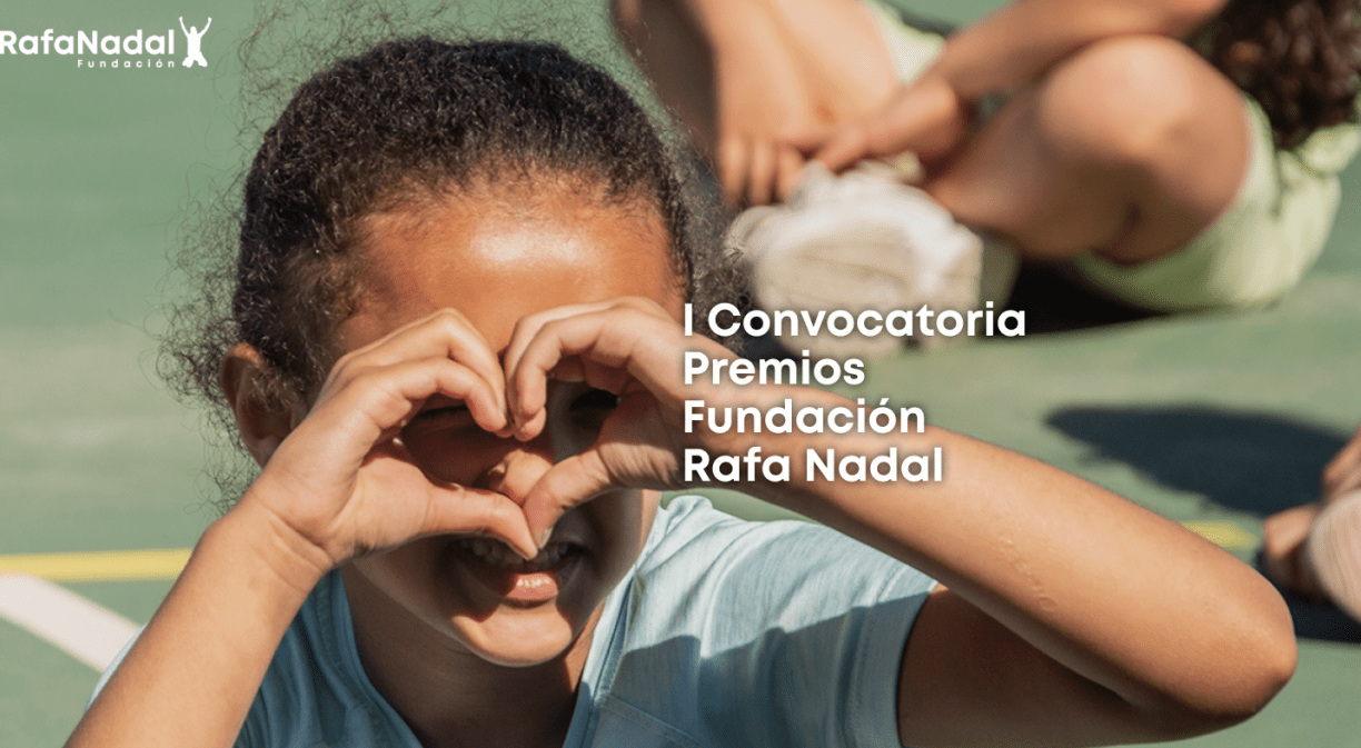 Imagen de una niña con manos haciendo corazón en los ojos