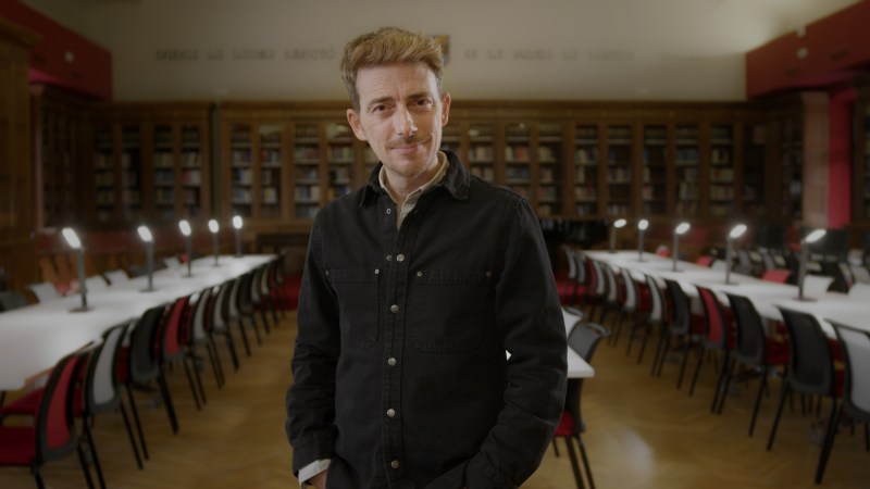 Imagen del actor Víctor Clavijo, conductor del curso