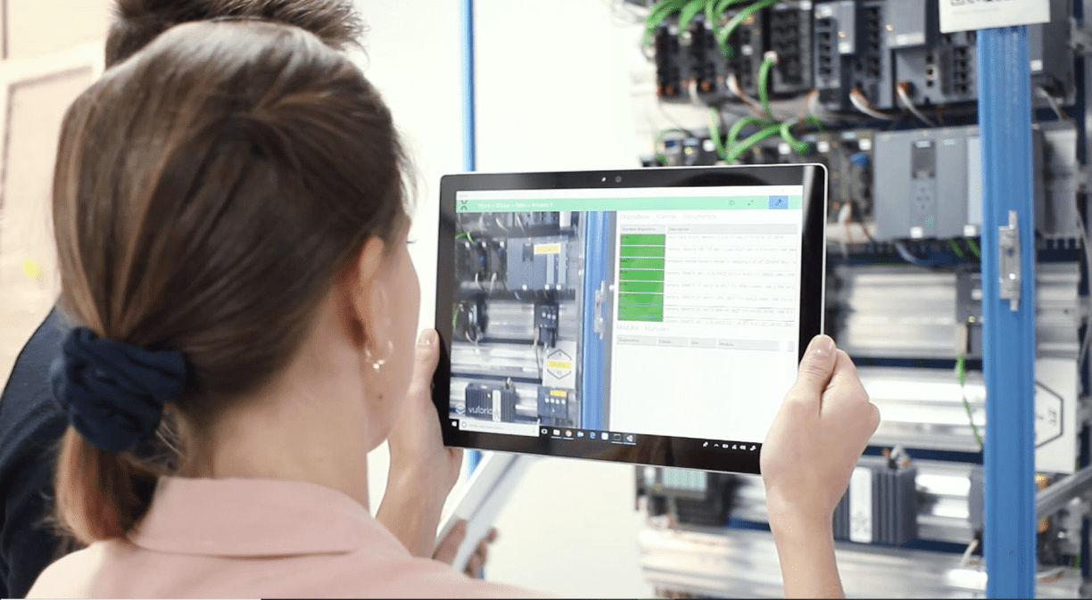 Mujer con una tablet en una sala de máquinas