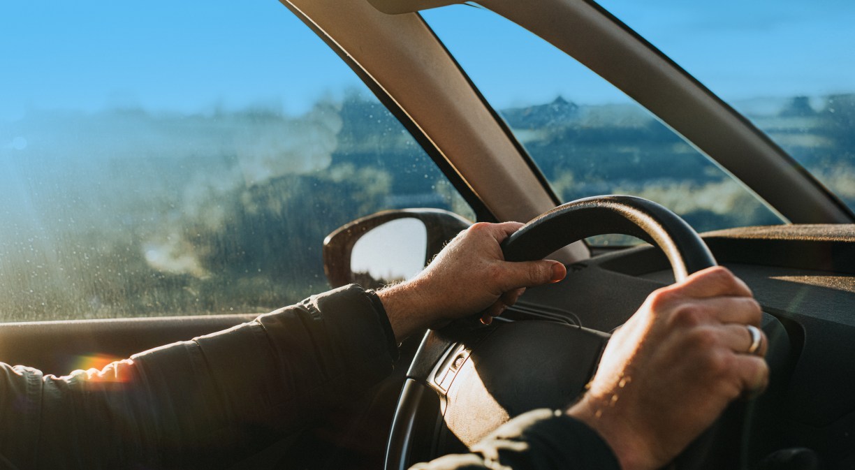 Imagen de un conductor al volante de un coche