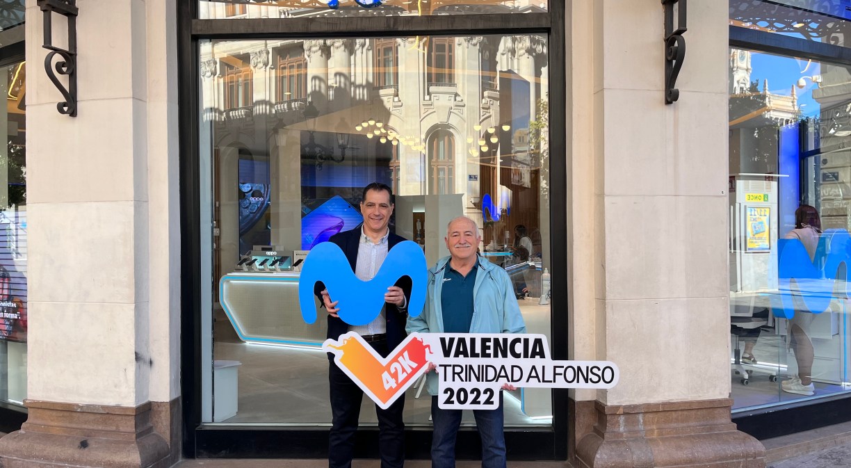 Imagen de Ricardo Iñiguez, vicepresidente de Correcaminos a la derecha y Carlos González Bosch a la izquierda delante de una tienda Movistar