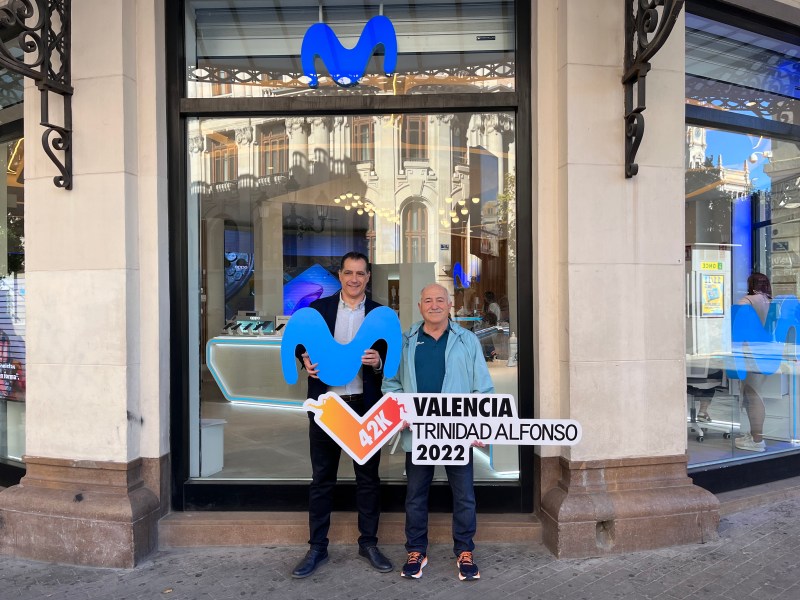Imagen de Ricardo Iñiguez, vicepresidente de Correcaminos a la derecha y Carlos González Bosch a la izquierda delante de una tienda Movistar