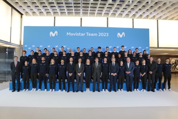 Foto con todos los integrantes del Movistar Team 2023