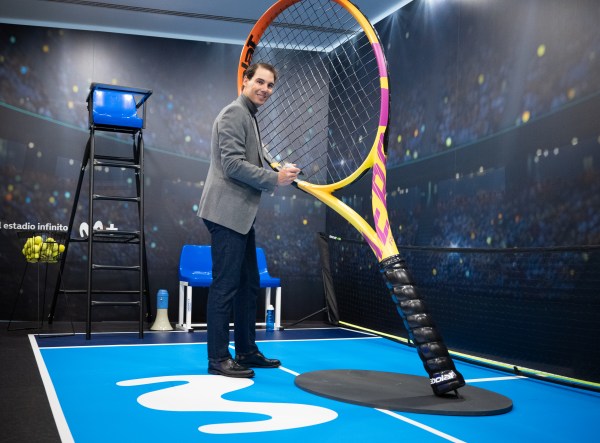 Imagen de Rafa Nadal con una raqueta en una tienda Movistar