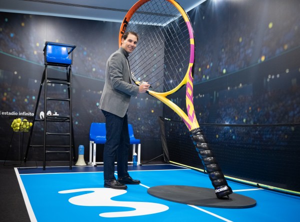 Imagen de Rafa Nadal con una raqueta en una tienda Movistar