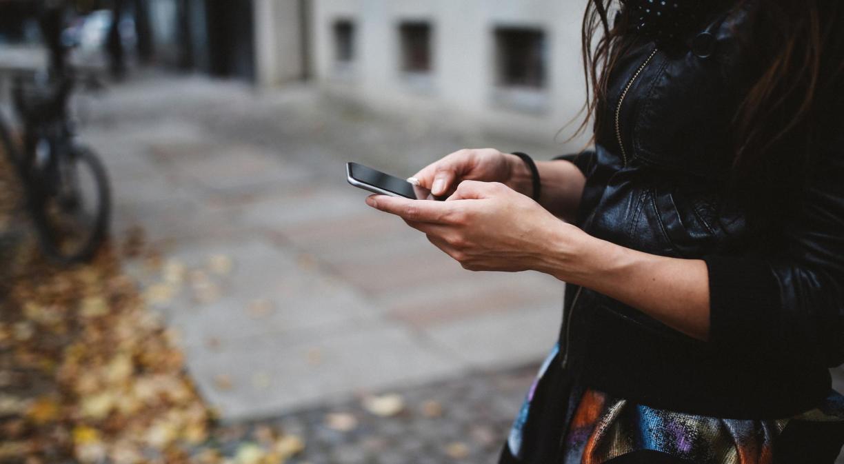 Mujer usando un móvil en la calle