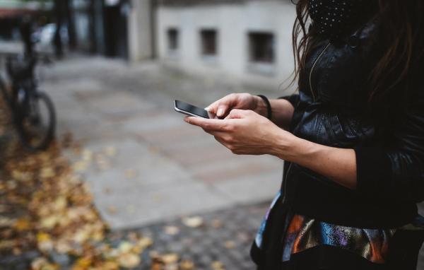 Mujer usando un móvil en la calle