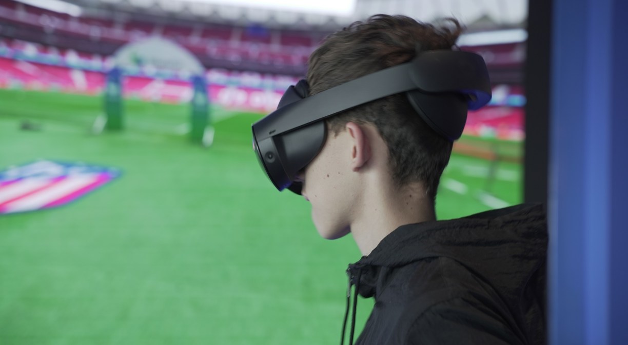Chico con gafas de realidad virtual viendo partido