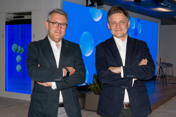 Imagen de los dos directivos. De izquierda a derecha: Juan Luis Moreno, Chief Innovation Officer en The Valley y Javier Vizcaíno, responsable del área de Pymes en Telefónica España.