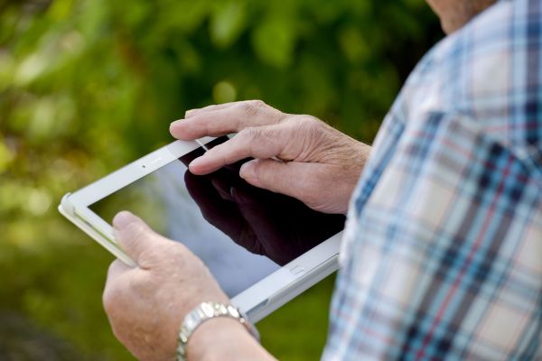 Hombre usando una tablet