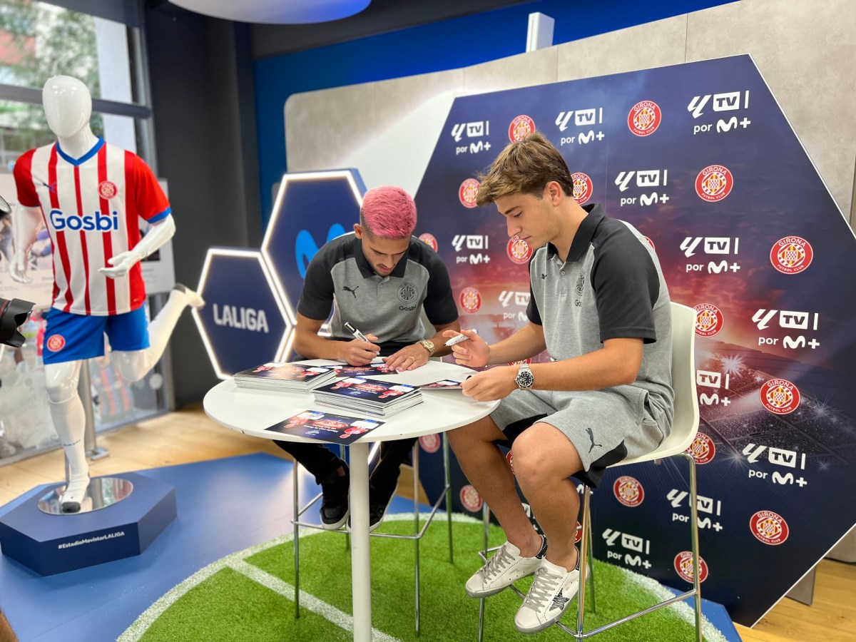 Yan Couto y Pablo Torre, jugadores del Girona FC, en la tienda Movistar