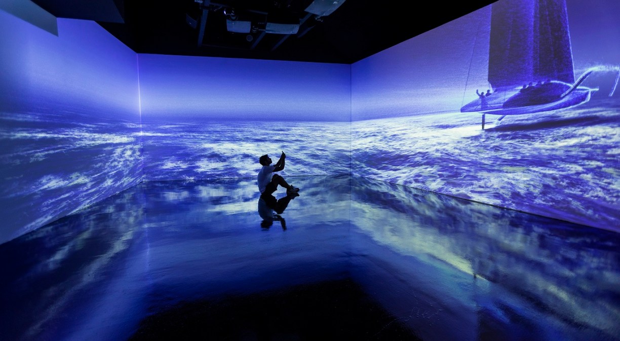 Imagen de una mujer con la experiencia inmersiva en la America's Cup Experience