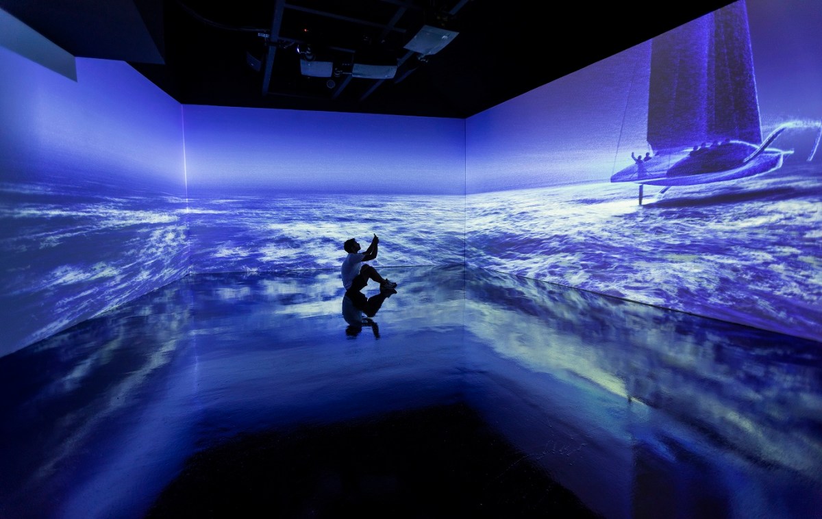 Imagen de una mujer con la experiencia inmersiva en la America's Cup Experience