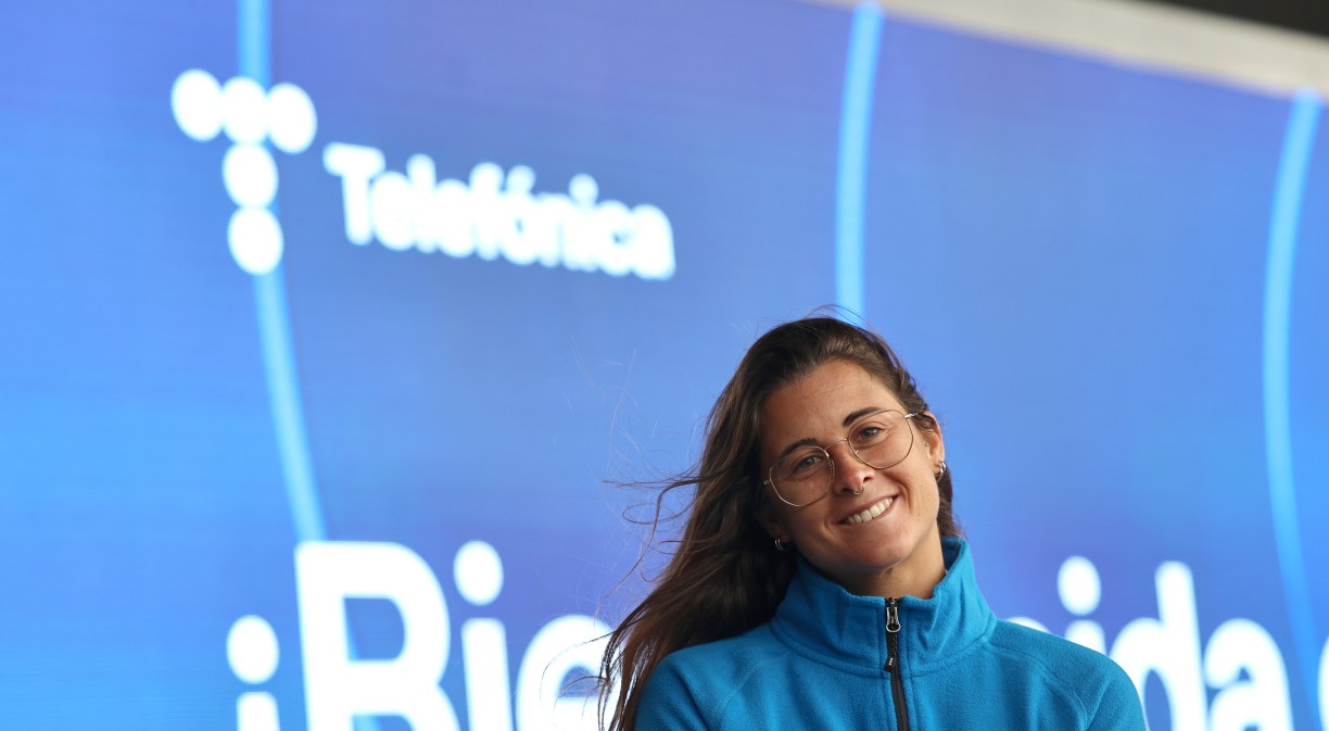 Fotografía de Gisela Pulido con un cartel de Telefónica detrás