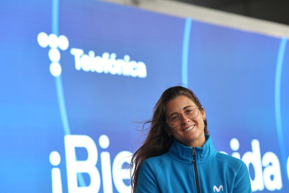 Fotografía de Gisela Pulido con un cartel de Telefónica detrás