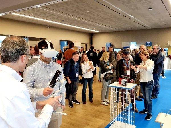 Personas en los stand en el recinto del Innovation Day