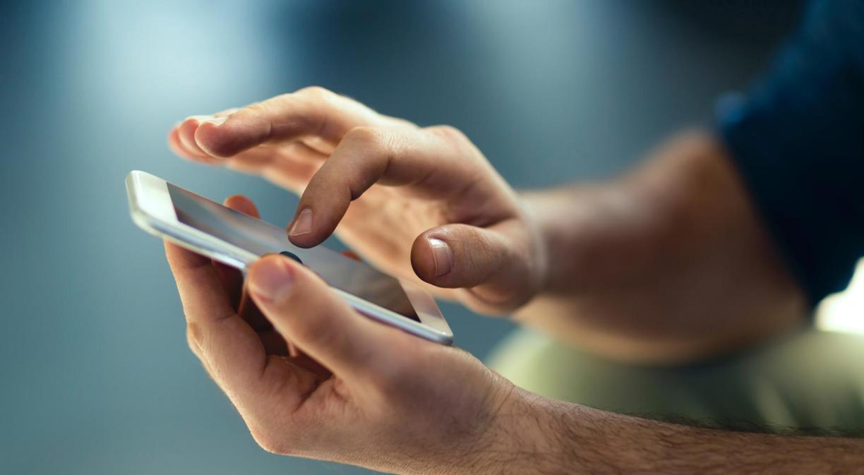 Movistar protege a sus clientes con la verificación avanzada 1 Dedo tecleando la pantalla tactil de un movil Finger typing on the touchscreen of a mobile II