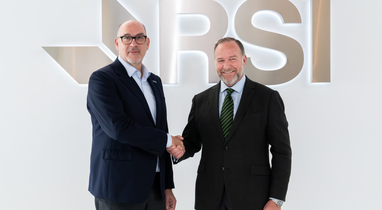 Emilio Gayo, presidente de Telefónica España, y José Luis García-Palacios, presidente de Caja Rural del Sur y de RSI se dan la mano para sellar el acuerdo
