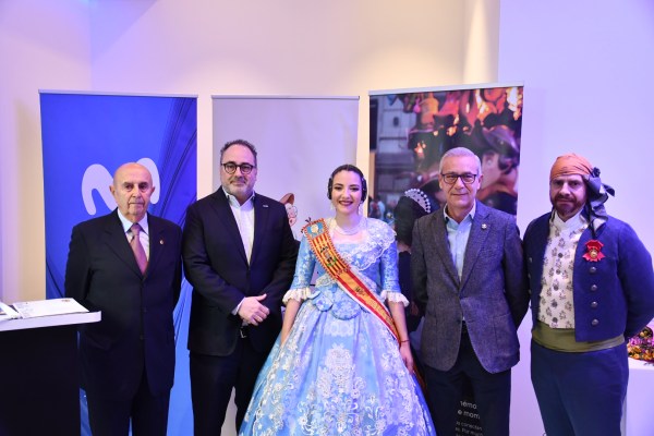Imagen con la Fallera Mayor y otras autoridades en la presentación de la falla realizada por el centenario de Telefónica