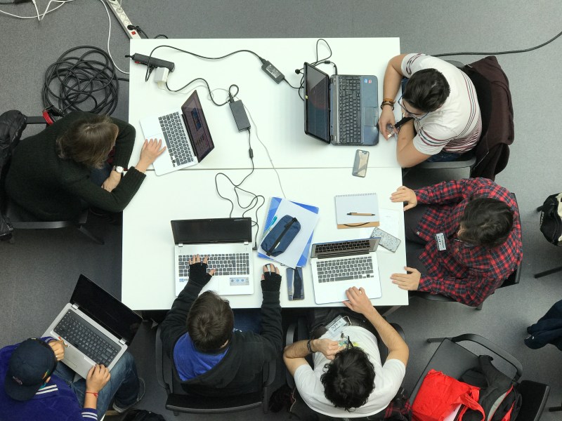 Grupo de chicos trabajando con ordenadores