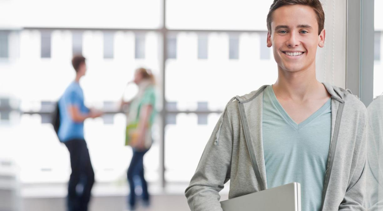 Primer plano de joven sonriente estudiante