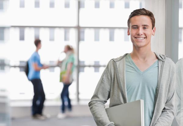 Primer plano de joven sonriente estudiante