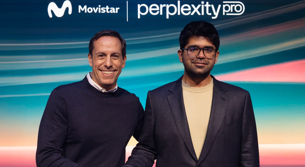 De izquierda a derecha: Óscar Candiles, Chief B2C Officer de Telefónica España, y Aravind Srinivas, CEO y cofundador de Perplexity