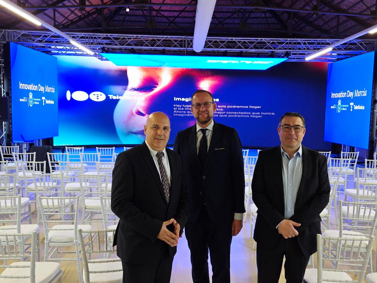 Imagen de las autoridades presentes en el evento de Innovation Day celebrado en Murcia