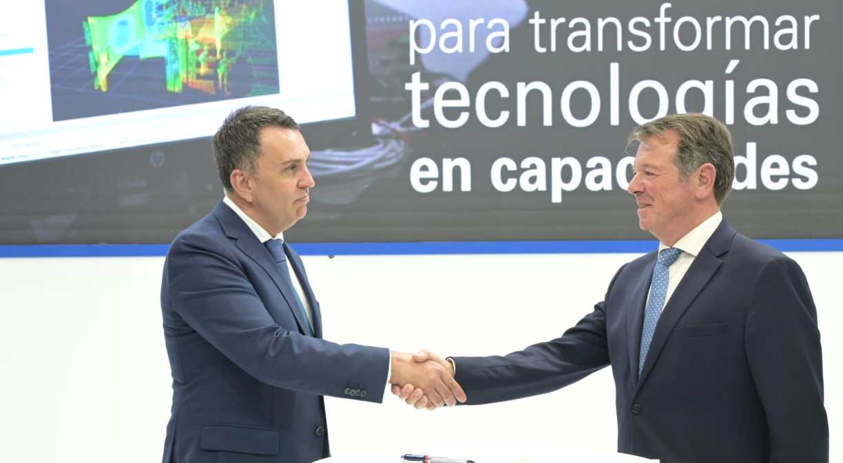 A la izquierda Jose Luis Gilpérez, CEO de Telefónica Ingeniería de Seguridad, y a la derecha Juan Escriña, director general ejecutivo de GDELS-Santa Bárbara Sistemas, dándose la mano tras el acuerdo