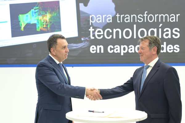 A la izquierda Jose Luis Gilpérez, CEO de Telefónica Ingeniería de Seguridad, y a la derecha Juan Escriña, director general ejecutivo de GDELS-Santa Bárbara Sistemas, dándose la mano tras el acuerdo