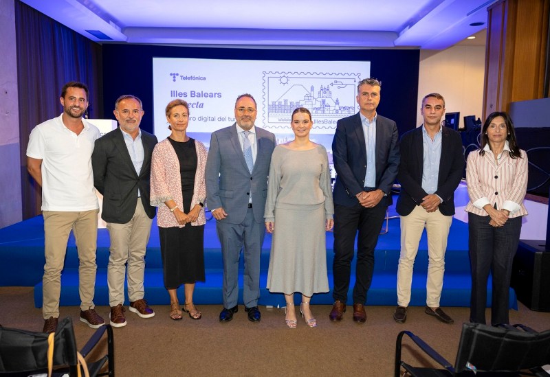 Foto de familia Illes Balears Conecta: de izquierda a derecha: Iñaki Fuentes, COO deTravelgateX; Mateo Ramón, CIO del Grupo Piñero; Pilar Ferrer, directora de Empresas de Telefónica en Baleares; Chema Casas, director general de Telefónica Territorio Este; Marga Prohens, Presidenta Govern Baleares; Aitor Ortega, director de Telefónica en Baleares; Sebastián González director general de Innovación y Transformación Digital del Gobern y Ainhoa del Val responsable de marketing de soluciones IoT y Smart Cities en Telefónica