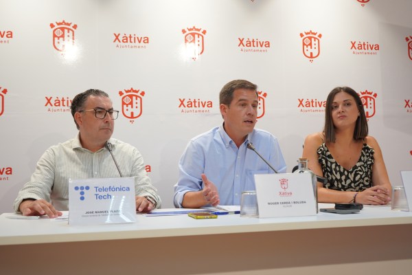 ALcalde y representante de Telefónica sentados en una mesa en la presentación