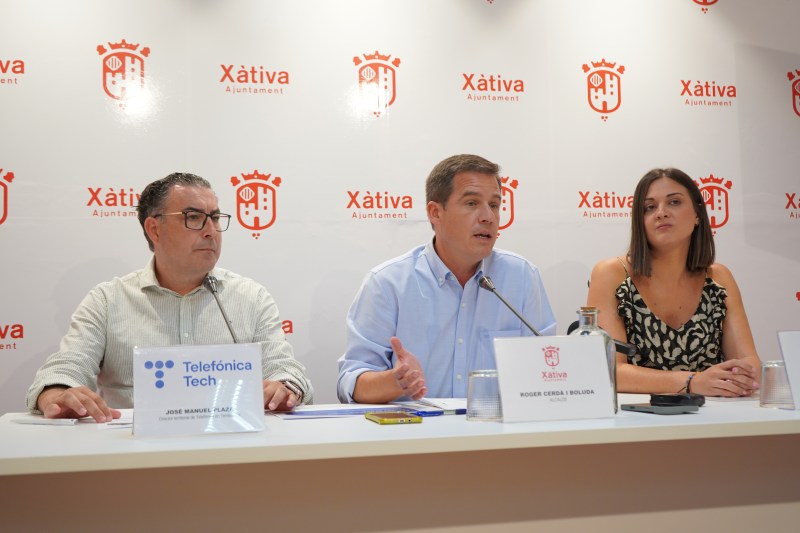 ALcalde y representante de Telefónica sentados en una mesa en la presentación