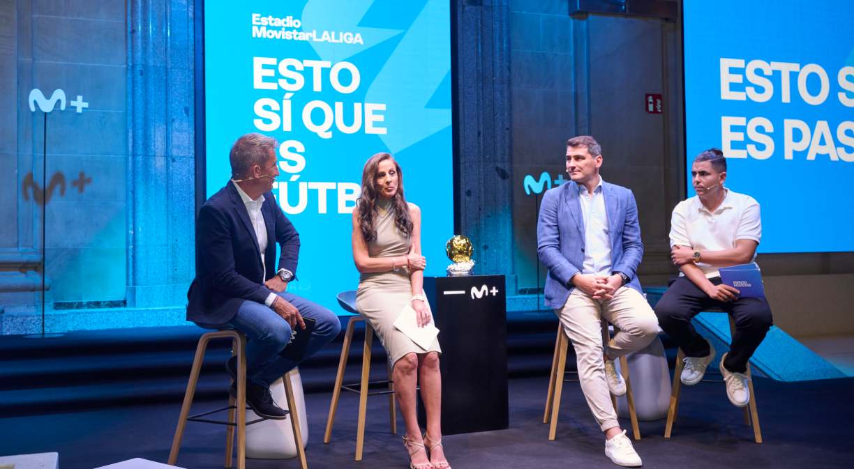 Cuatro persona en la presentación sentados en banquetas. De izquierda a derecha: el periodista de Movistar Plus+, Carlos Martínez, Inma Martínez, responsable de Canales de Fútbol de Movistar Plus+; la Leyenda de LALIGA, Iker Casillas, y @Tapy95fut, creador de Contenido de fútbol para el roadshow del Estadio Movistar LALIGA.