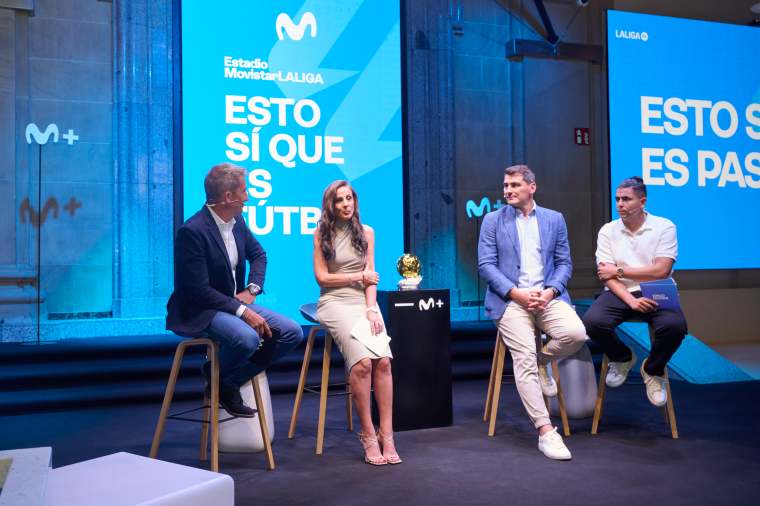 Cuatro persona en la presentación sentados en banquetas. De izquierda a derecha: el periodista de Movistar Plus+, Carlos Martínez, Inma Martínez, responsable de Canales de Fútbol de Movistar Plus+; la Leyenda de LALIGA, Iker Casillas, y @Tapy95fut, creador de Contenido de fútbol para el roadshow del Estadio Movistar LALIGA.
