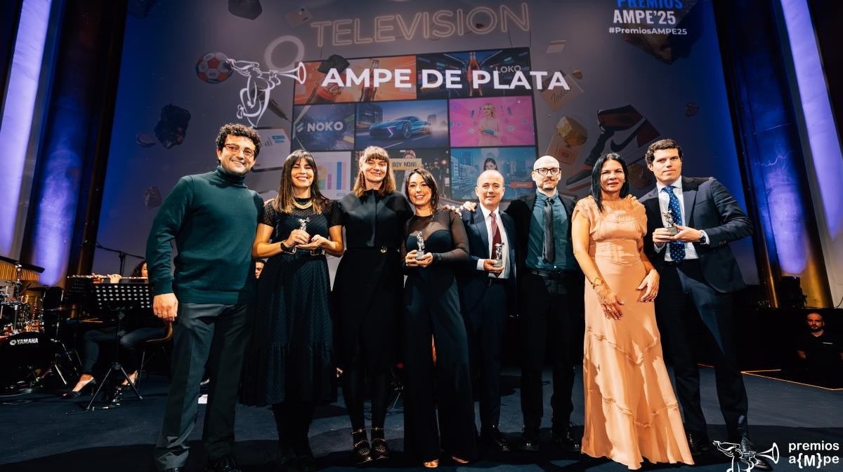 Entrega de los premios AMPE en la categoría de Televisión a Somos Gregarios. Recogen el premio varias personas de Telefónica.