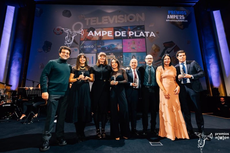 Entrega de los premios AMPE en la categoría de Televisión a Somos Gregarios. Recogen el premio varias personas de Telefónica.