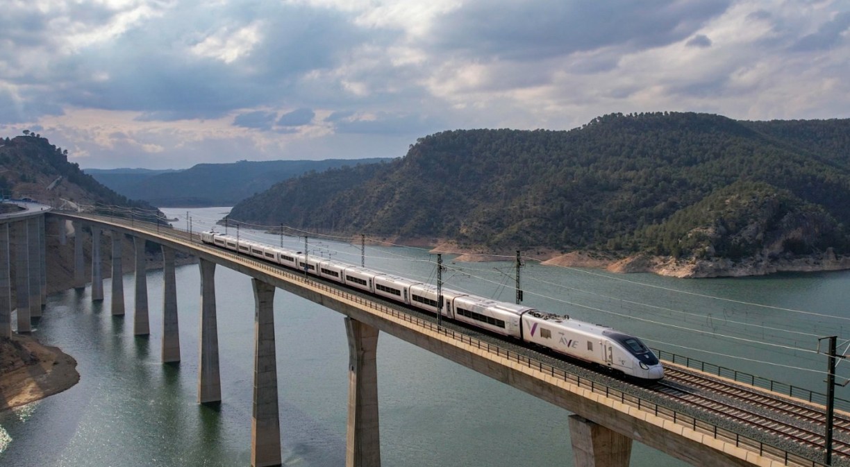 Tren pasando po un puente sobre un río muy ancho