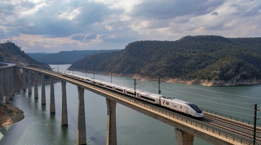 Tren pasando po un puente sobre un río muy ancho