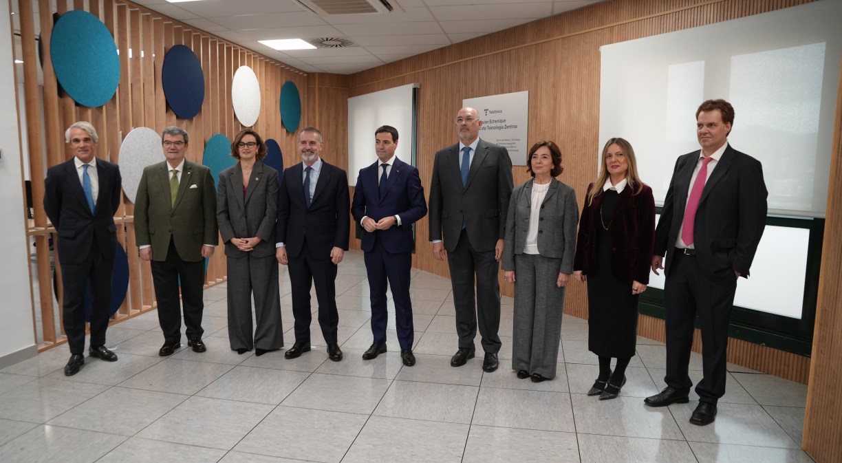 Ocho perdonas de pie en una sala. Las personas son: Borja Ochoa, presidente de Telefónica España; Juan Mari Aburto, alcalde de Bilbao; Elixabete Etxanobe, diputada general de Bizkaia; Marc Murtra, presidente ejecutivo de Telefónica; Imanol Pradales, Lehendakari; Emilio Gayo, consejero delegado de Telefónica; Martine Byrde, viuda de Javier Echenique; Maitane Etxenike, hija; Paul Echenique.