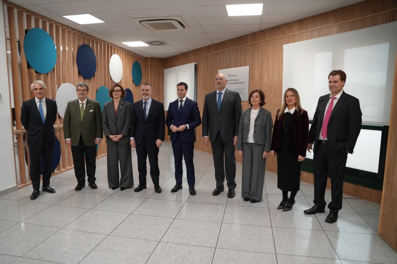 Ocho perdonas de pie en una sala. Las personas son: Borja Ochoa, presidente de Telefónica España; Juan Mari Aburto, alcalde de Bilbao; Elixabete Etxanobe, diputada general de Bizkaia; Marc Murtra, presidente ejecutivo de Telefónica; Imanol Pradales, Lehendakari; Emilio Gayo, consejero delegado de Telefónica; Martine Byrde, viuda de Javier Echenique; Maitane Etxenike, hija; Paul Echenique.