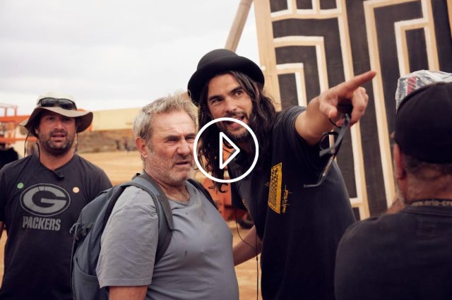 Oliver Laxe, director de la película, da instrucciones a los actores