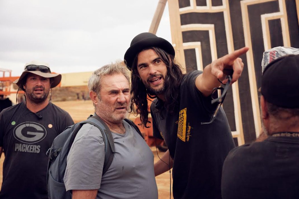 Oliver Laxe, director de Sirat, da instrucciones durante el rodaje de la película.